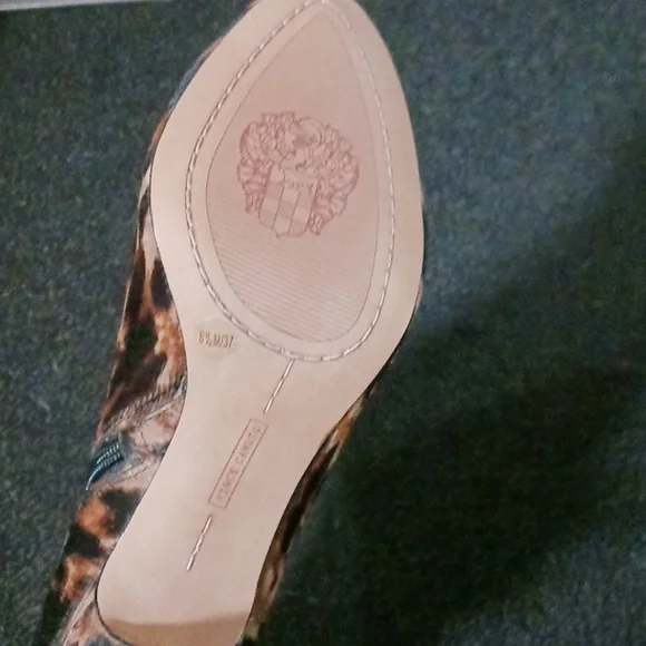 Vince Camuto leopard print heels. 041 - Picture 8 of 11